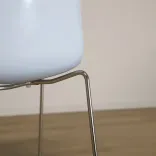 Begagnad matstol Catifa 46 från Arper i vit/blå färg. I vit/blå plast. Mått: höjd 80 cm, sitthöjd 46 cm, bredd 56 cm, djup 50 cm. 