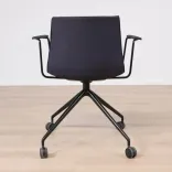 Begagnad stol med hjul Catifa 46 Trestle Swivel från Arper i mörkblått tyg. Mått: Sitthöjd: 44 cm, Rygghöjd: 36 cm, Total höjd: 80 cm, Sittbredd: 47 cm, Ryggbredd: 41 cm, Djup: 42 cm. 
