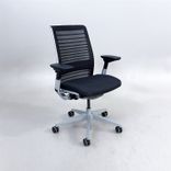 Begagnad kontorsgrupp från Steelcase med kontorsstol Think i mörkgrå/svart och höj-och sänkbart skrivbord Migration i vitt. Bredd 120 cm, Djup 60 cm. 