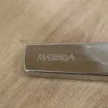 Begagnat barbord från Materia i vitt med stativ i pressgjuten aluminium. Mått: Längd: 135 cm, Bredd: 53 cm och Höjd: 108 cm. 