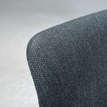 Begagnad konferensstol Ral från Mitab med grå tygklädsel, svart underrede och armstöd. Mått: Bredd 55 cm och sitthöjd 45 cm. 