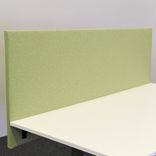 Begagnad bordsskärm från Ragnars i grönt tyg. Mått: längd 160 cm, bredd 67 cm och djupet 3 cm. 
