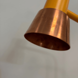 Begagnad bordslampa Compose från Zero i gult. Mått: Höjd 49,5 cm, fotens diameter 18 cm. 