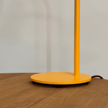 Begagnad bordslampa Compose från Zero i gult. Mått: Höjd 49,5 cm, fotens diameter 18 cm. 