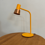 Begagnad bordslampa Compose från Zero i gult. Mått: Höjd 49,5 cm, fotens diameter 18 cm. 