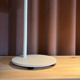Begagnad bordslampa Compose från Zero i vitt. Mått: Höjd 49,5 cm, fotens diameter 18 cm. 