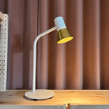 Begagnad bordslampa Compose från Zero i vitt. Mått: Höjd 49,5 cm, fotens diameter 18 cm. 