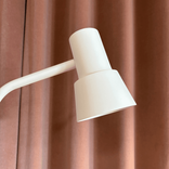 Bordslampa Compose från Zero i vit färg. Mått: Höjd 49,5 cm, fotens diameter 18 cm. 