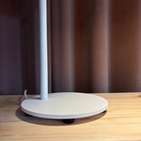 Bordslampa Compose från Zero i vit färg. Mått: Höjd 49,5 cm, fotens diameter 18 cm. 