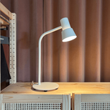 Bordslampa Compose från Zero i vit färg. Mått: Höjd 49,5 cm, fotens diameter 18 cm. 