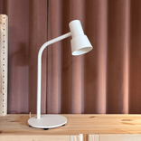 Bordslampa Compose från Zero i vit färg. Mått: Höjd 49,5 cm, fotens diameter 18 cm. 