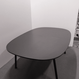 Begagnat projektbord Continue från Efg i svart laminat. Mått: Skiva 240 x 160 cm, Höjd 90 cm. 
