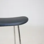 Begagnad barstol Cornflake från Offecct i mörkblått. Mått: Bredd 43 cm, djup 33 cm, höjd 68 cm. 