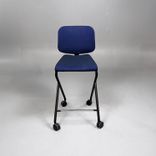 Begagnad barstol Add Move från Lammhults med mörkblå tygklädsel, svart underrede, hjul och fotstöd. Mått: Bredd 48 cm, djup 56 cm och sitthöjd 63 cm.