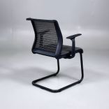 Begagnad konferensstol Think från Steelcase med mörkgrå klädsel, svart meshrygg, och stativ. Mått: Bredd 70 cm, djup 70 cm, höjd 80 cm och sitthöjd 46 cm. 