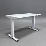 Begagnad kontorsgrupp från Steelcase med kontorsstol Think i mörkgrå/svart och höj-och sänkbart skrivbord Migration i vitt. Bredd 120 cm, Djup 60 cm. 
