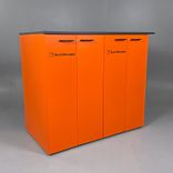 Begagnad miljöstation från Lundqvist Inredningar i orange och grått. Mått: Bredd: 140 cm, djup 75 cm och höjd 118 cm. 