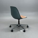 Begagnad stol med hjul Eames Plastic Side Chair PSCC från Vitra. Grått plastskal, ljusrosa sittdyna, kromat underrede. Mått: Bredd 46,5 cm, Djup 55 cm, Höjd 76-88,5 cm. 