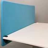Begagnad blå rektangulär bordsskärm från Abstracta modell Softline i blått. Mått Bredd: 160 cm, Djup: 3 cm, Höjd: 65 cm.