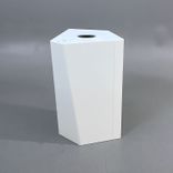 Begagnad miljösortering Kite från Trece i metall med vit pulverlackerad yta. Mått: bredd 50 cm, djup 49.2 cm och höjd 70 cm. 