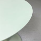 Begagnat runt soffbord Soft Side Table från Muuto i ljusgrönt. Mått: diameter 48 cm och höjd 48 cm. 