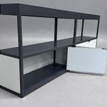 Begagnad öppen förvaring New Order från Hay. I mörkgrå stomme och ljusgrå dörrar. Mått: Bredd: 200 cm, Djup: 34 cm, Höjd: 80 cm. 