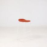 Begagnad barstol Duo från Offecct i orange. Mått: Höjd 80 cm, bredd 42 cm, djup 37 cm. 
