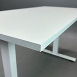 Begagnat höj och sänkbart skrivbord från Lotus Furniture i vitt. Mått: bredd 120 cm, djup 60 cm och justerbar höjd 70 - 120 cm. 
