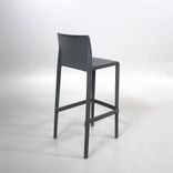 Begagnad barstol från Pedrali, modell Volt. Tillverkad i grått slitstarkt polypropen, med fotstöd.  Mått: Bredd 47 cm, Djup 48 cm, Höjd 100 cm, Sitthöjd 76 cm. 