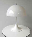 Begagnad bordslampa Panthella 400 från Louis Poulsen i vitt. Mått: bredd 40 cm, djup 40 cm samt höjd 55 cm. 
