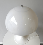 Begagnad bordslampa Panthella 400 från Louis Poulsen i vitt. Mått: bredd 40 cm, djup 40 cm samt höjd 55 cm. 