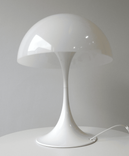 Begagnad bordslampa Panthella 400 från Louis Poulsen i vitt. Mått: bredd 40 cm, djup 40 cm samt höjd 55 cm. 