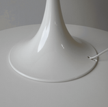 Begagnad bordslampa Panthella 400 från Louis Poulsen i vitt. Mått: bredd 40 cm, djup 40 cm samt höjd 55 cm. 