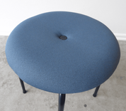 Begagnad barstol Taburett från Lammhults i blå textil och ben av lackad metall. Mått: bredd 37 cm, djup 37 cm och höjd 63 cm. 