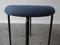 Begagnad barstol Taburett från Lammhults i blå textil och ben av lackad metall. Mått: bredd 37 cm, djup 37 cm och höjd 63 cm. 