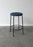 Begagnad barstol Taburett från Lammhults i blå textil och ben av lackad metall. Mått: bredd 37 cm, djup 37 cm och höjd 63 cm. 