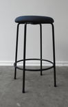 Begagnad barstol Taburett från Lammhults i blå textil och ben av lackad metall. Mått: bredd 37 cm, djup 37 cm och höjd 63 cm. 