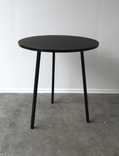 Begagnat runt barbord Loop Stand Round High Table från HAY i svart färg. Mått: bredd 90 cm, djup 90 cm och höjd 98 cm. 