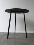 Begagnat runt barbord Loop Stand Round High Table från HAY i svart färg. Mått: bredd 90 cm, djup 90 cm och höjd 98 cm. 