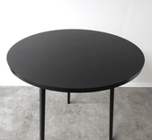 Begagnat runt barbord Loop Stand Round High Table från HAY i svart färg. Mått: bredd 90 cm, djup 90 cm och höjd 98 cm. 