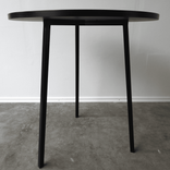 Begagnat runt barbord Loop Stand Round High Table från HAY i svart färg. Mått: bredd 90 cm, djup 90 cm och höjd 98 cm. 
