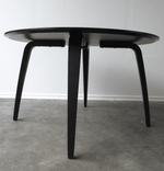 Begagnat runt matbord från Gubi i svartbetsad ask. Mått: bredd 120 cm, djup 120 cm och höjd 73 cm. 