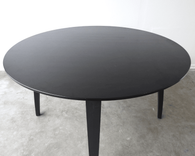 Begagnat runt matbord från Gubi i svartbetsad ask. Mått: bredd 120 cm, djup 120 cm och höjd 73 cm. 