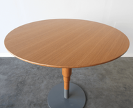 Begagnat cafébord från Minus Tio modell Cosmos i ek. Mått: Bredd 80 cm, Djup 80 cm, Höjd 74.5 cm. Perfekt för både företag och hem.