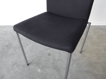 Begagnad konferensstol Brooks från AJ produkter svart tyg och kromade ben. Mått: bredd 48 cm, djup 50 cm, Höjd 84 cm, Sitthöjd 45 cm. 