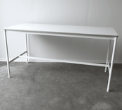 Begagnat barbord Base High Table i vitt från Muuto. Mått: Bredd 190 cm, Djup 85 cm, Höjd 95 cm. 