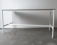 Begagnat barbord Base High Table i vitt från Muuto. Mått: Bredd 190 cm, Djup 85 cm, Höjd 95 cm. 