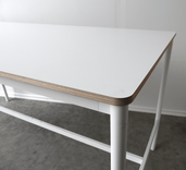 Begagnat barbord Base High Table i vitt från Muuto. Mått: Bredd 190 cm, Djup 85 cm, Höjd 95 cm. 