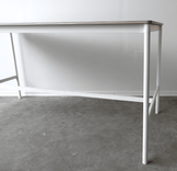 Begagnat barbord Base High Table i vitt från Muuto. Mått: Bredd 190 cm, Djup 85 cm, Höjd 95 cm. 