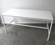 Begagnat barbord Base High Table i vitt från Muuto. Mått: Bredd 190 cm, Djup 85 cm, Höjd 95 cm. 